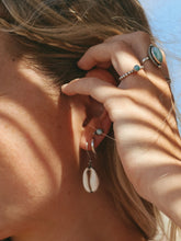 Afbeelding in Gallery-weergave laden, GILLI T SHELL EARRING
